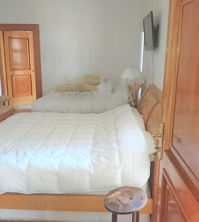 Guest Bedroom downstairs.JPG